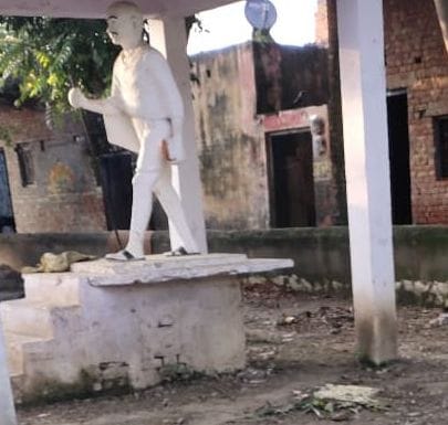 Statue of the father of the nation in trouble