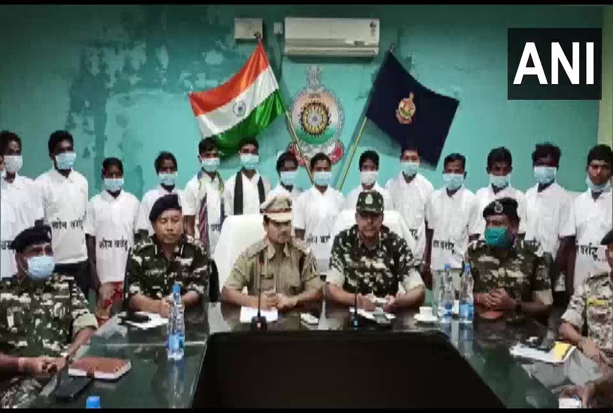 Chhatishgarh: 16 naxalites surrenders before police