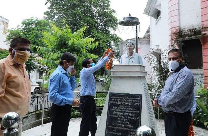 DM garlanded the statue of martyr Jagdish Vats