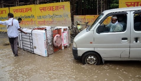 Chaupula Flyover: service road pits are now more dangerous .. vehicles started turning