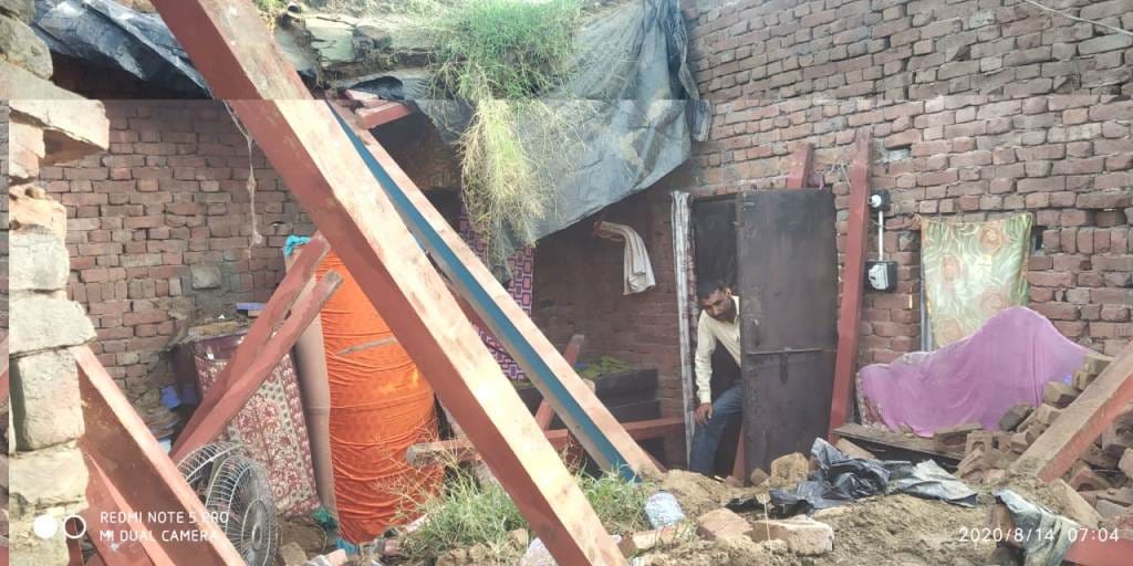 Raw house collapses in rain, family suppressed, five injured