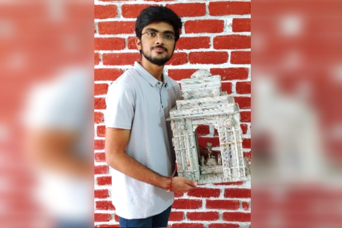 Independence Day 15th August 2020 in India: A student of Muzaffarnagar has made red fort and india gate from waste news paper
