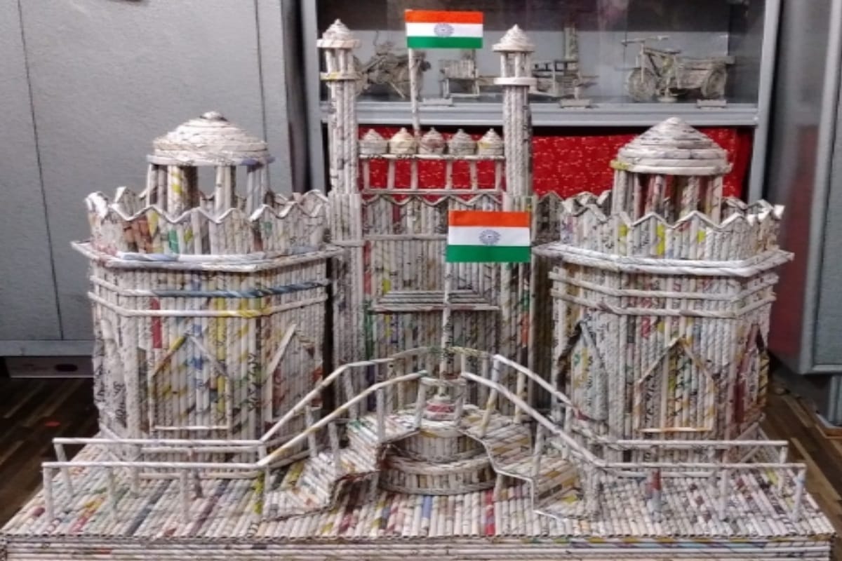 Independence Day 15th August 2020 in India: A student of Muzaffarnagar has made red fort and india gate from waste news paper