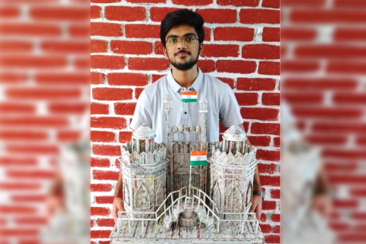 Independence Day 15th August 2020 in India: A student of Muzaffarnagar has made red fort and india gate from waste news paper