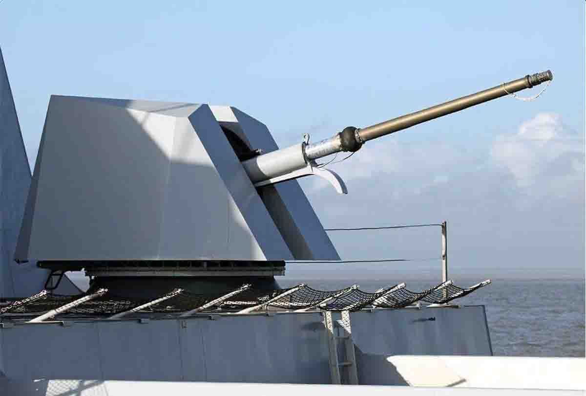 Fieldgun made gun for Navy, 19 km. Range, the ability to fire 110 rounds in a minute