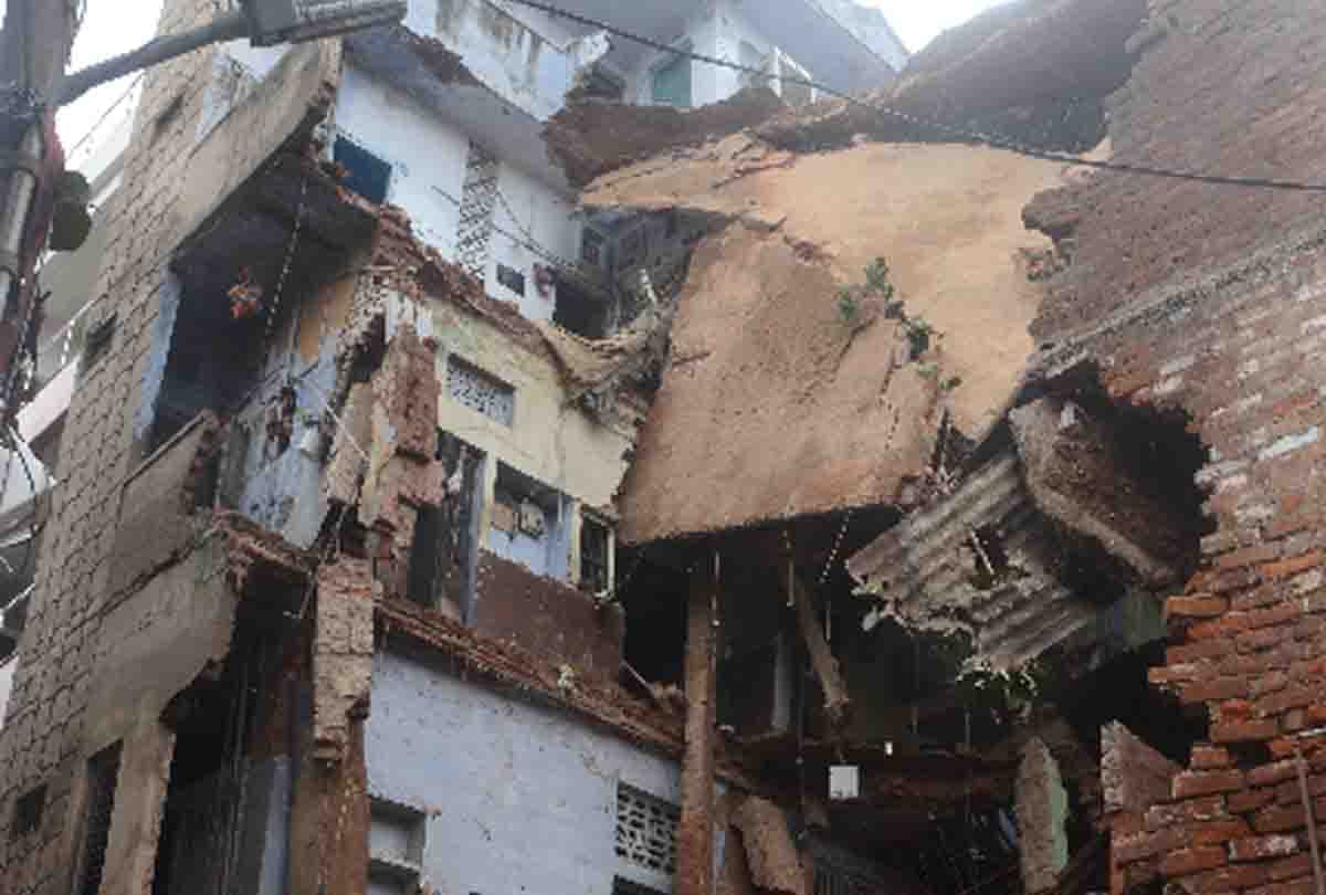 UP: 100-year-old house collapsed in rain, death of mother and daughter