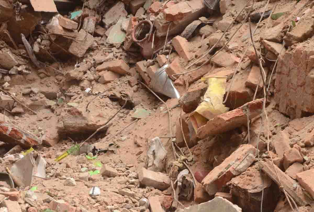 UP: 100-year-old house collapsed in rain, death of mother and daughter