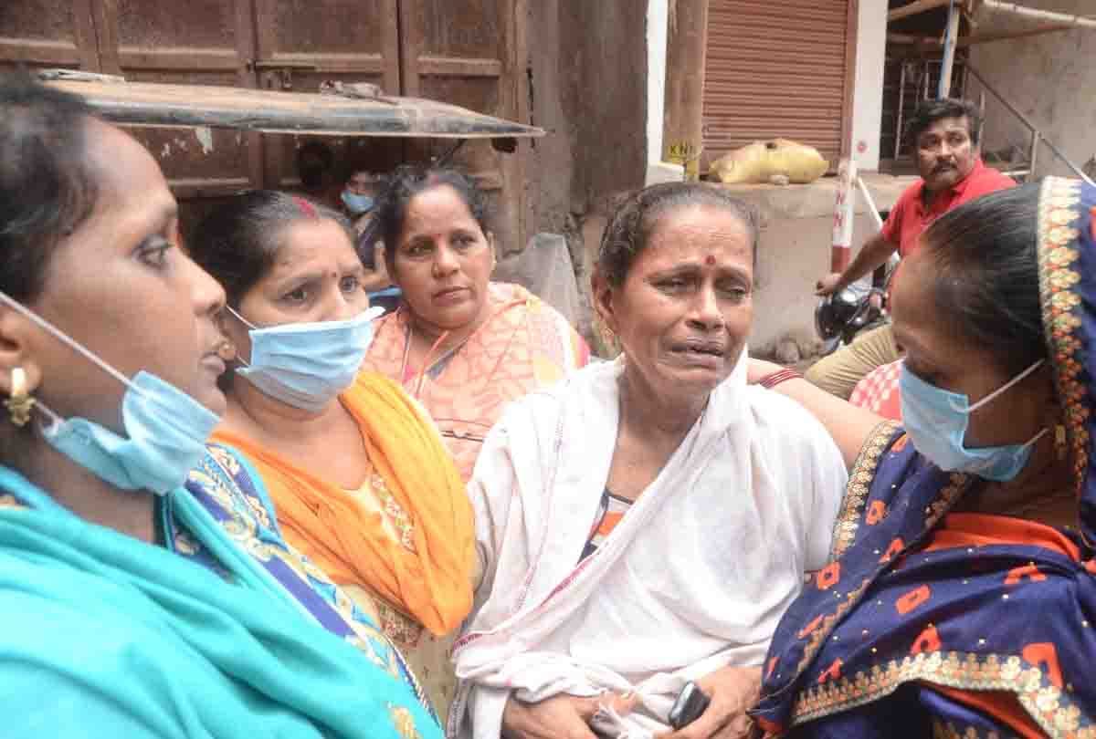 UP: 100-year-old house collapsed in rain, death of mother and daughter