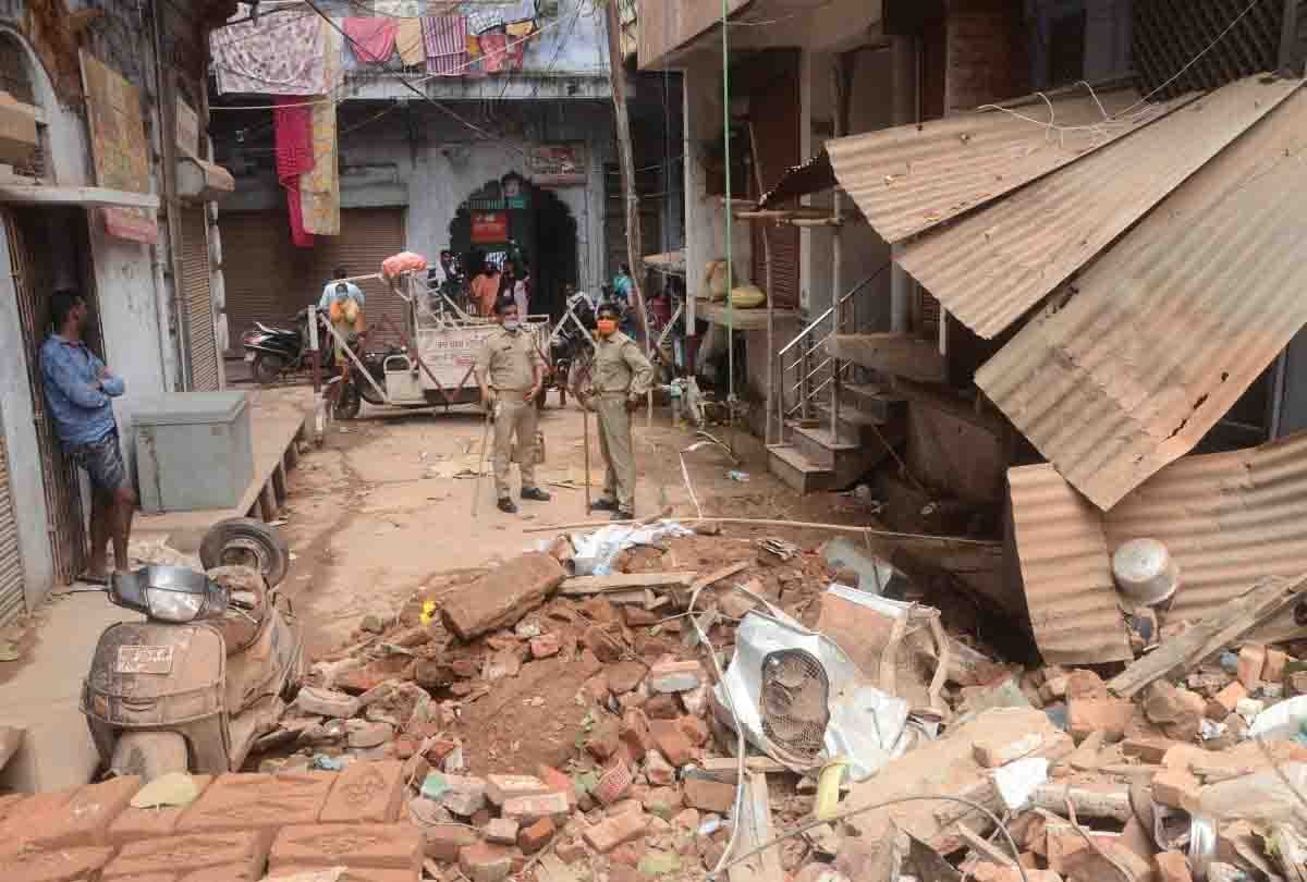 UP: 100-year-old house collapsed in rain, death of mother and daughter