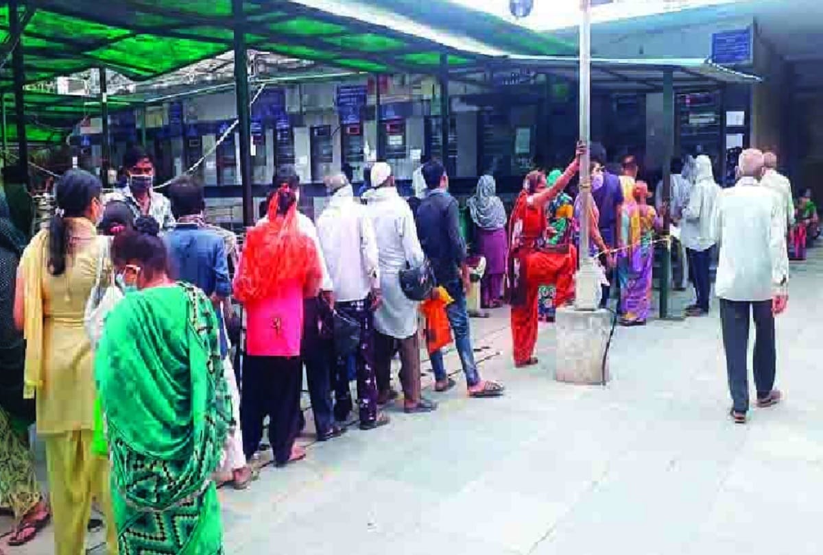 Patients queue in Ihabas OPD
