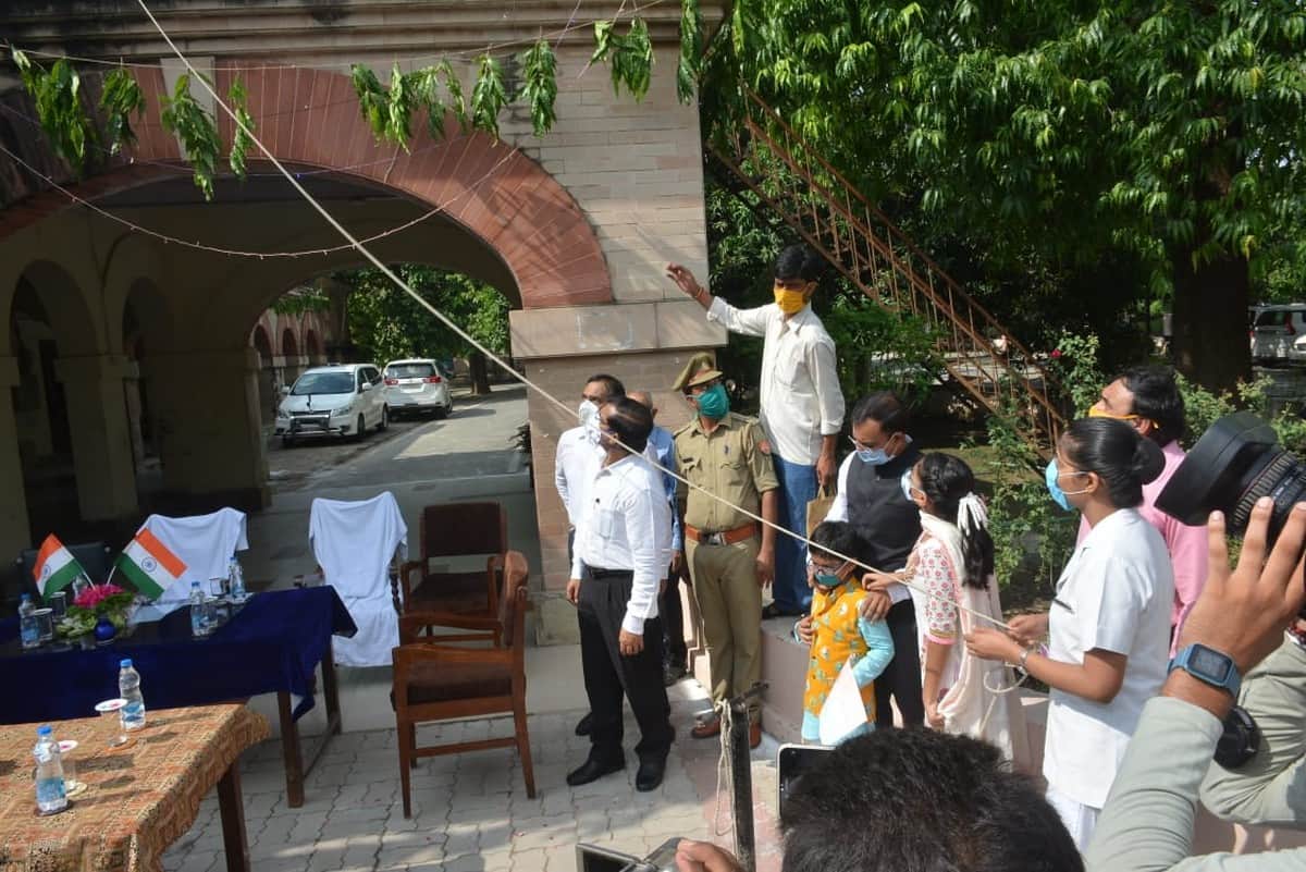 Independence day 2020: Corona warrior nurse hoisted the flag in commissionerate varanasi