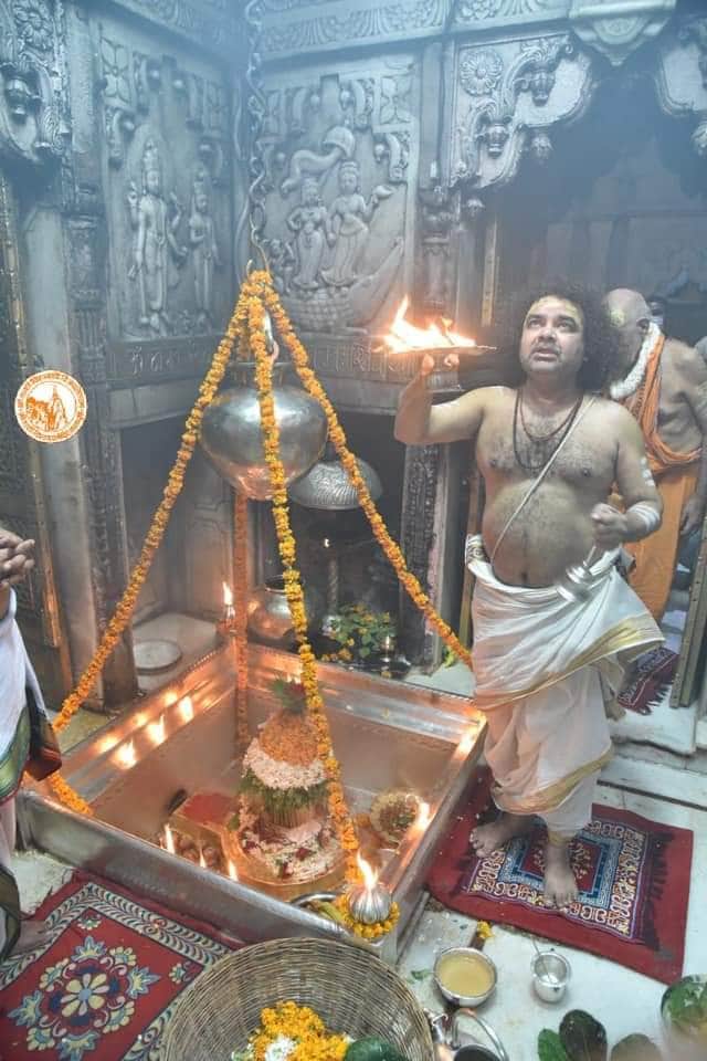 Baba Vishwanath's tiranga shringaar on Independence Day