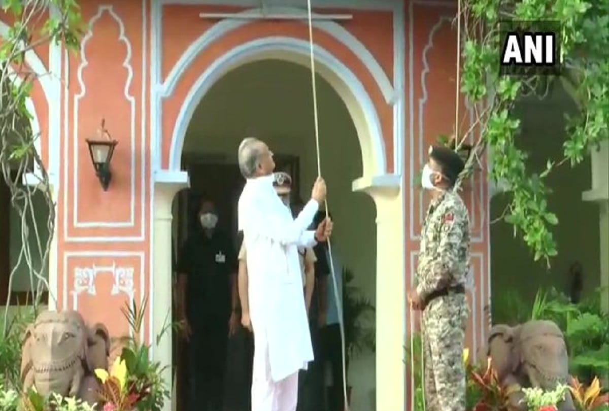 Independence day 2020 Rajasthan Chief Minister Ashok Gehlot hoisted the National Flag in Jaipur