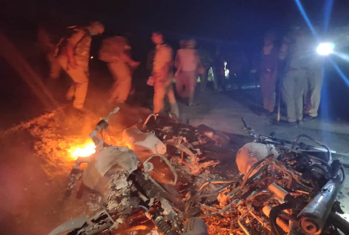 Azamgarh news in hindi: After killed of Pradhan crowd burnt police chowki, firing and stone pelting, see frightening pictures