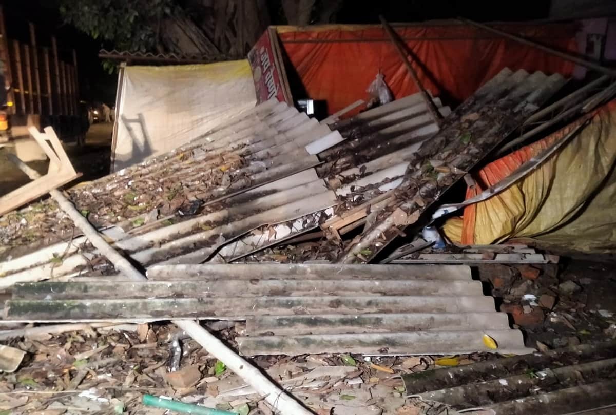 Azamgarh news in hindi: After killed of Pradhan crowd burnt police chowki, firing and stone pelting, see frightening pictures