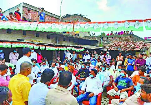 Netaji mobilized hundreds of people in the courtyard of the house and set on fire .. Now spread corona, spread