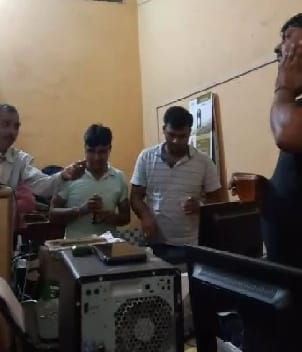 Video viral: Shahi's sub-post office spent the day .. Daru party in the evening