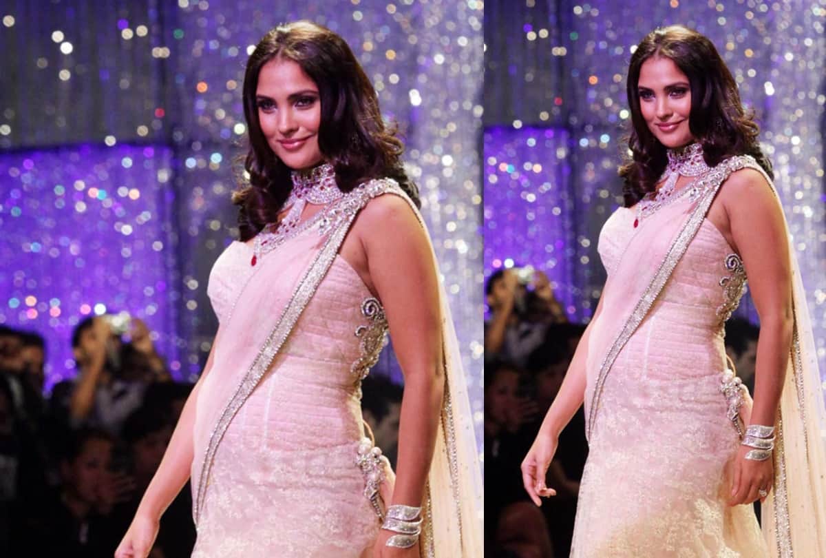 kareena kapoor neha dhupia malaika arora more celebrities flaunt baby bump in ramp walk