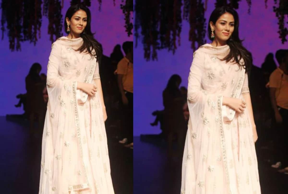 kareena kapoor neha dhupia malaika arora more celebrities flaunt baby bump in ramp walk