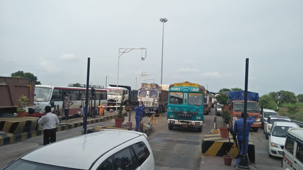 aat toll plaza's server failed, three hours jammed