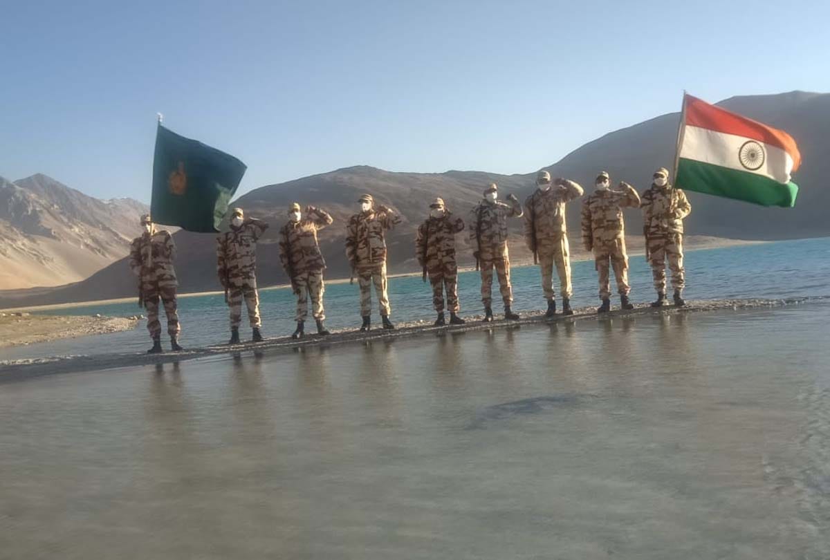 Independence day 2020, itbp soldiers hoisted the tricolor on the banks of Pangong Tso River in Ladakh at height of 14 thousand feet