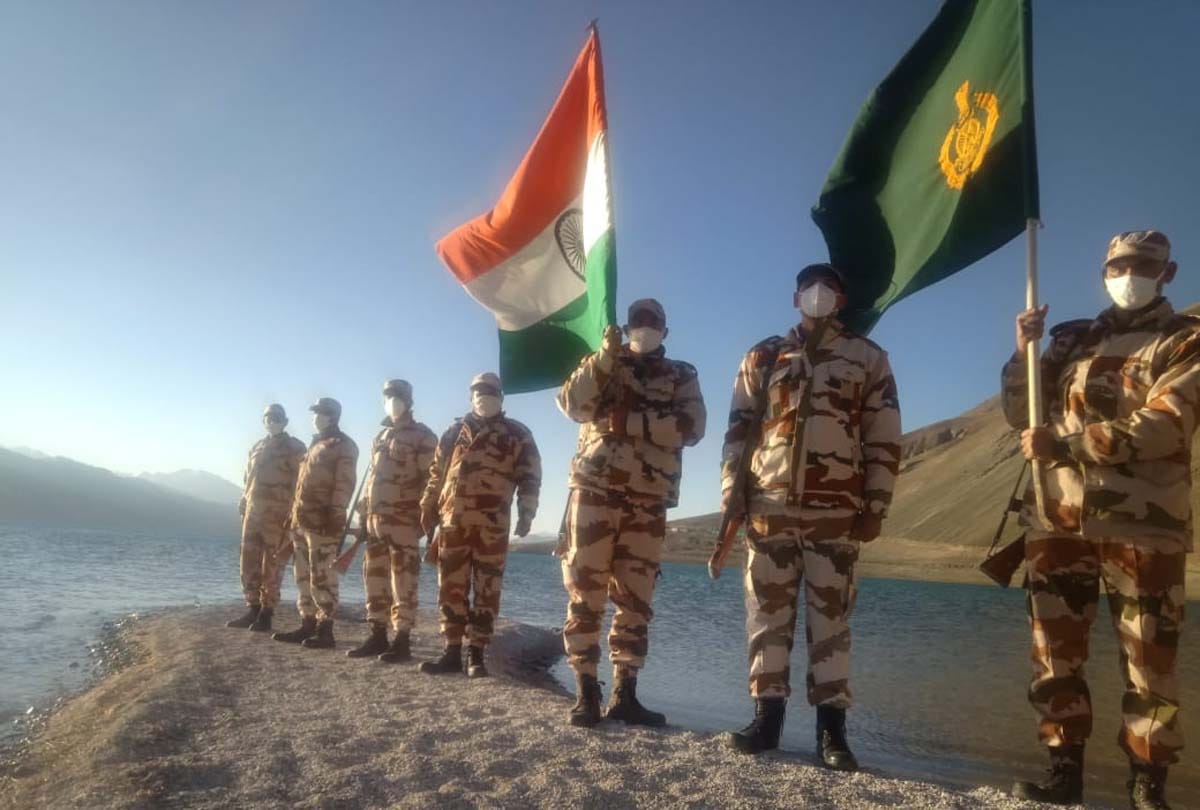 Independence day 2020, itbp soldiers hoisted the tricolor on the banks of Pangong Tso River in Ladakh at height of 14 thousand feet