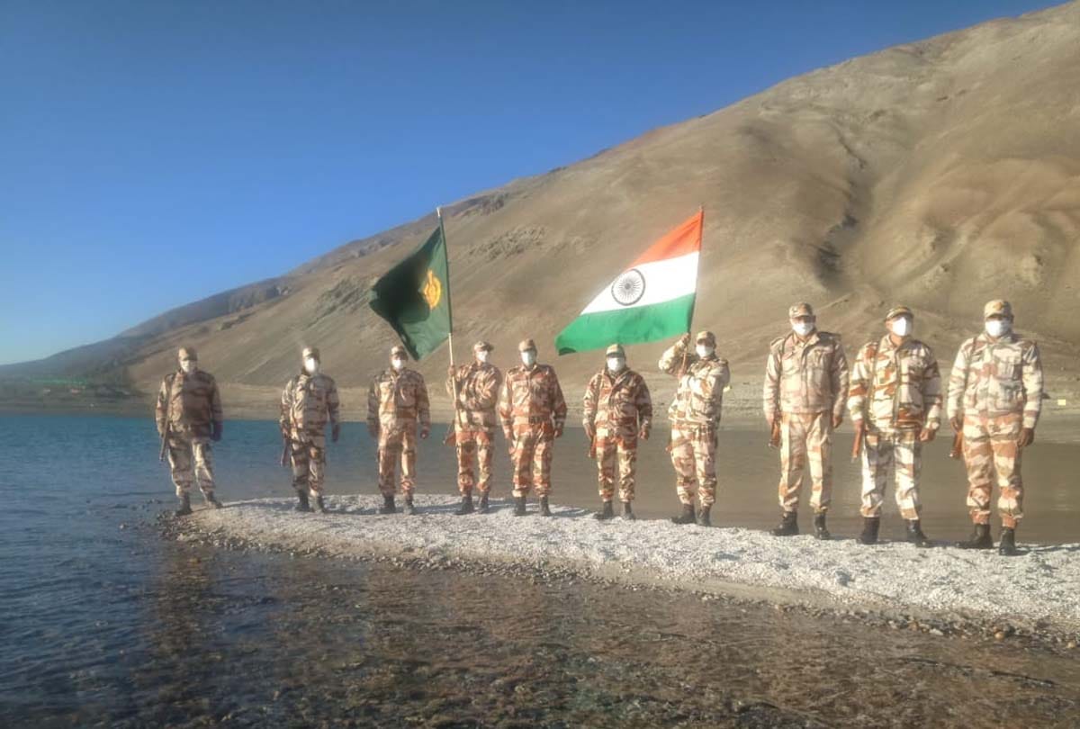 Independence day 2020, itbp soldiers hoisted the tricolor on the banks of Pangong Tso River in Ladakh at height of 14 thousand feet
