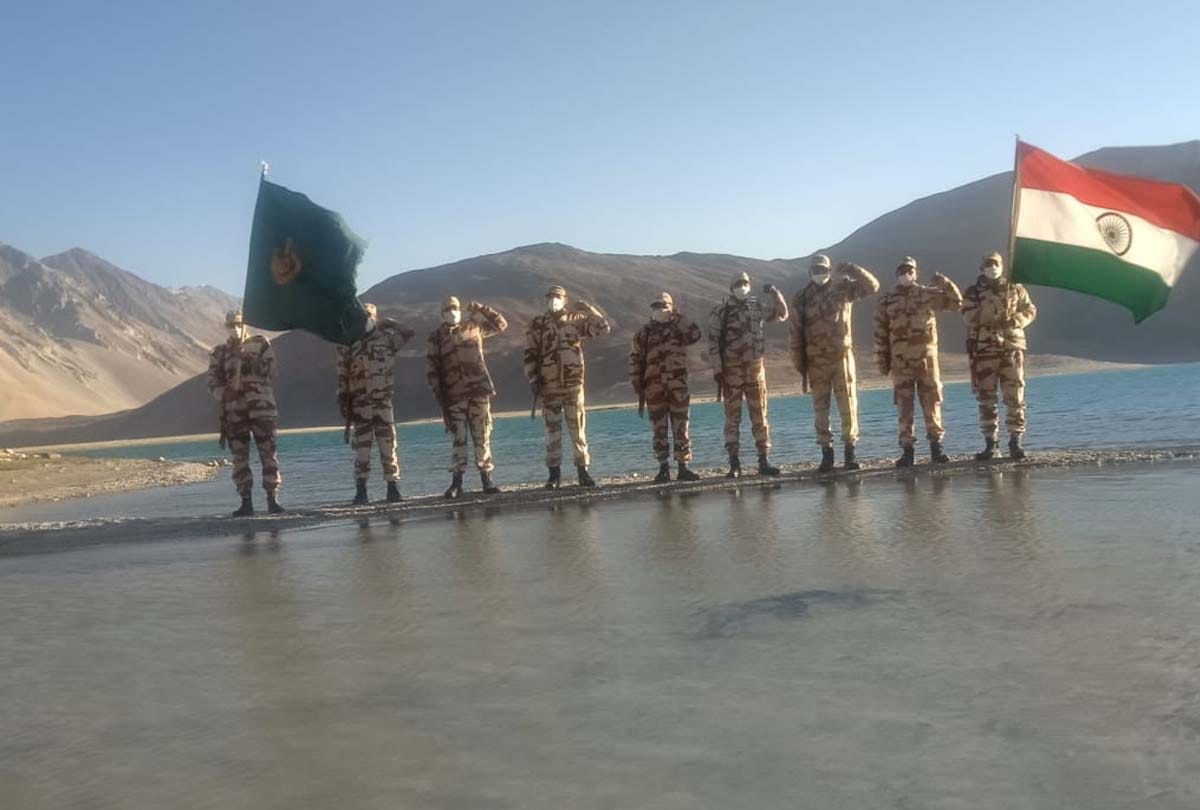 Independence day 2020, itbp soldiers hoisted the tricolor on the banks of Pangong Tso River in Ladakh at height of 14 thousand feet