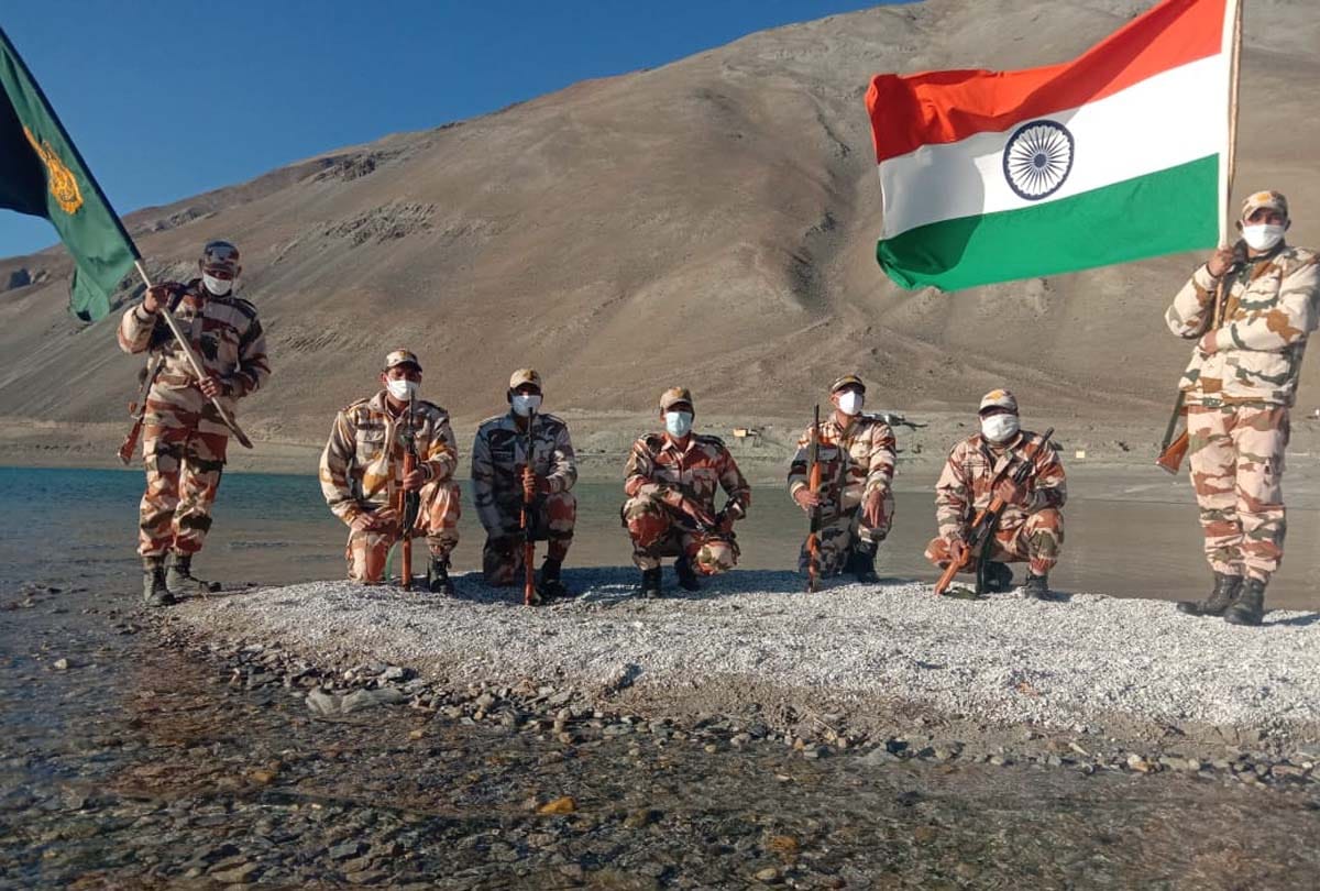 Independence day 2020, itbp soldiers hoisted the tricolor on the banks of Pangong Tso River in Ladakh at height of 14 thousand feet