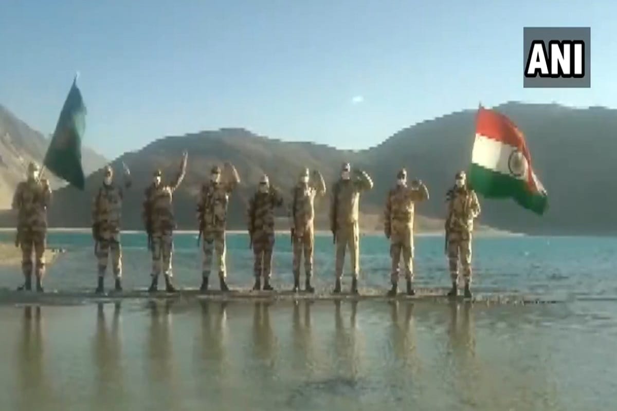 Independence Day of India 2020:  ITBP Jawans Celebrate independence day on banks of Pangong Tso lake 17000 Feet In Ladakh