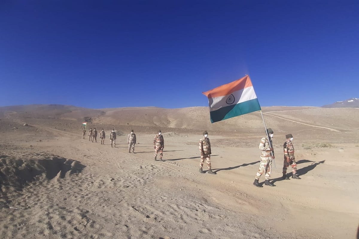 Independence Day of India 2020:  ITBP Jawans Celebrate independence day on banks of Pangong Tso lake 17000 Feet In Ladakh