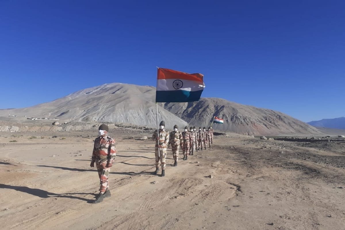Independence Day of India 2020:  ITBP Jawans Celebrate independence day on banks of Pangong Tso lake 17000 Feet In Ladakh