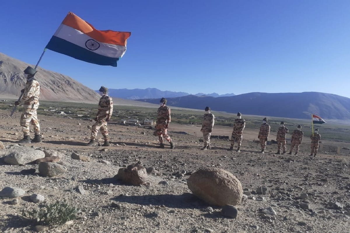Independence Day of India 2020:  ITBP Jawans Celebrate independence day on banks of Pangong Tso lake 17000 Feet In Ladakh