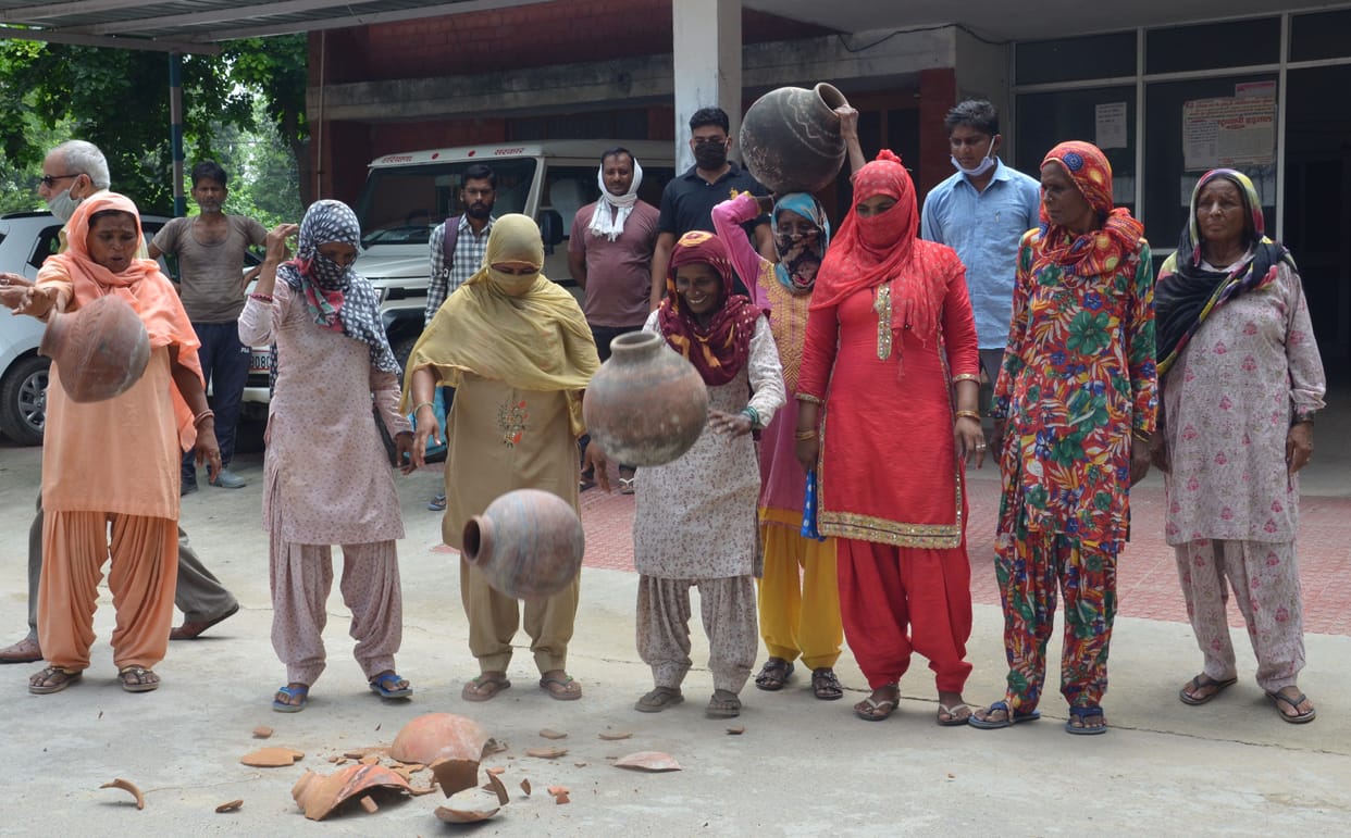 women protest, water crisis, matka broked