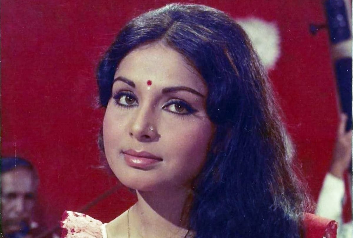 Rakhee Gulzar birthday special actress who played mother and lover role with amitabh bachchan in many films