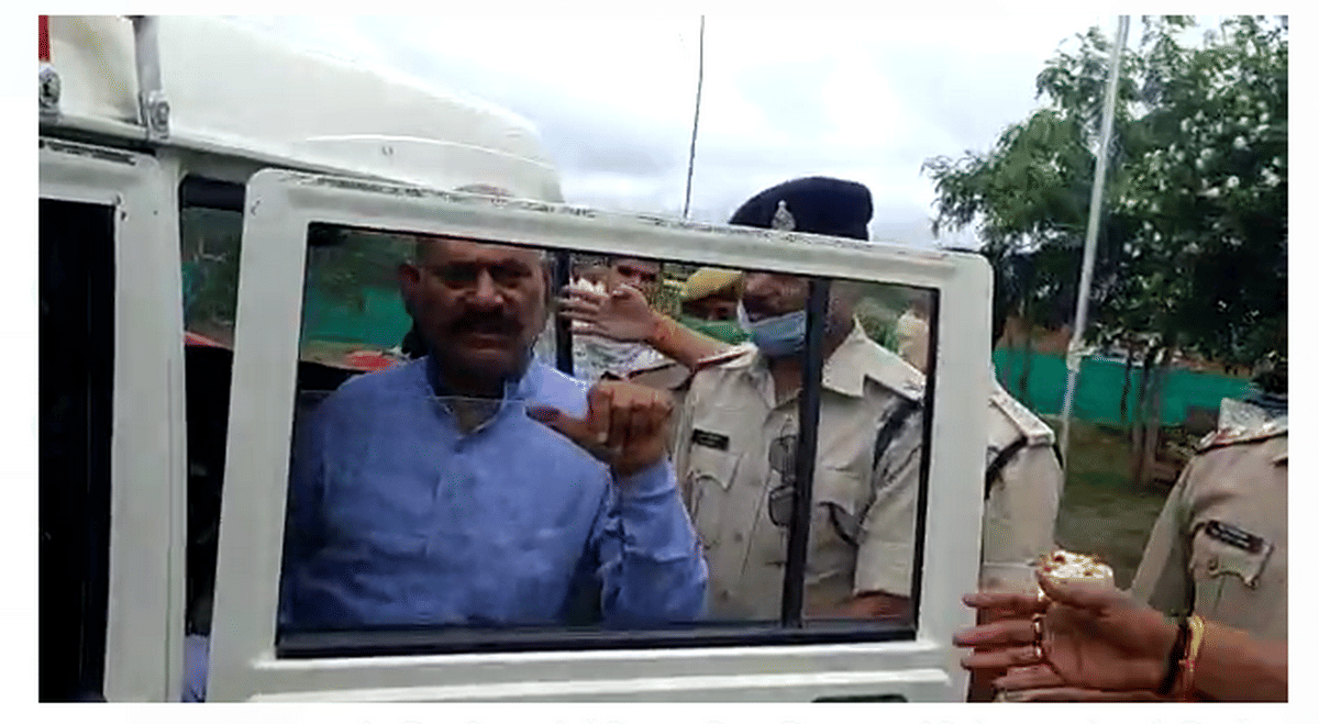 UP police take custody mla vijay mishra in mp leaves to bhadohi mla supporters with police in 25 vehicles