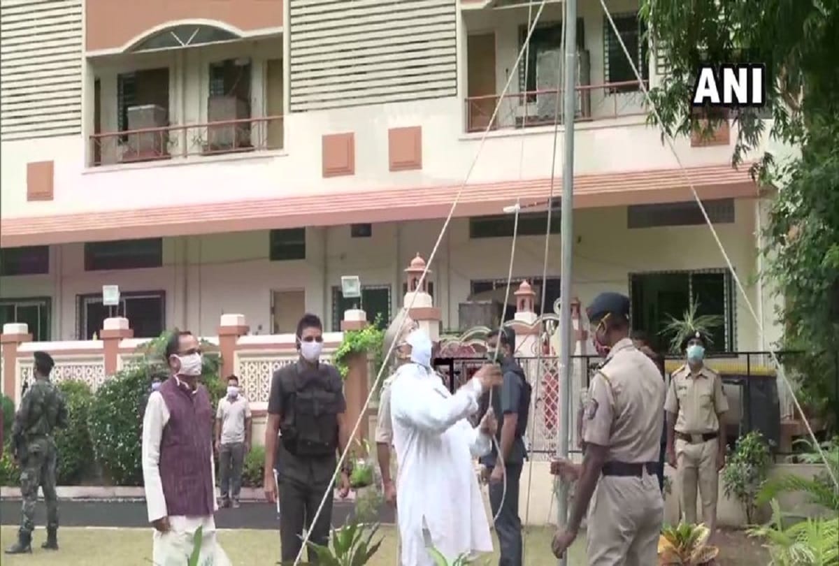 Independence Day 2020 Several leaders including Amit shah, LK Advani hoisted the flag on 74 independence day