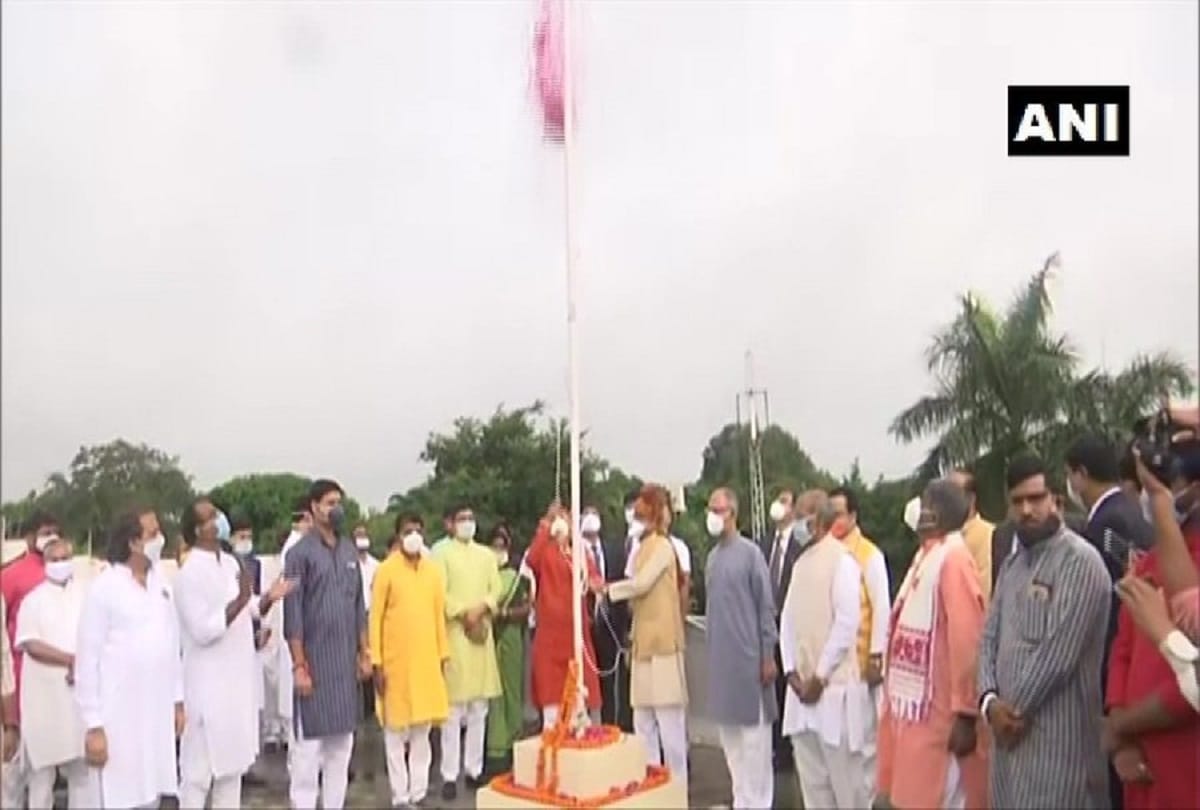 Independence Day 2020 Several leaders including Amit shah, LK Advani hoisted the flag on 74 independence day