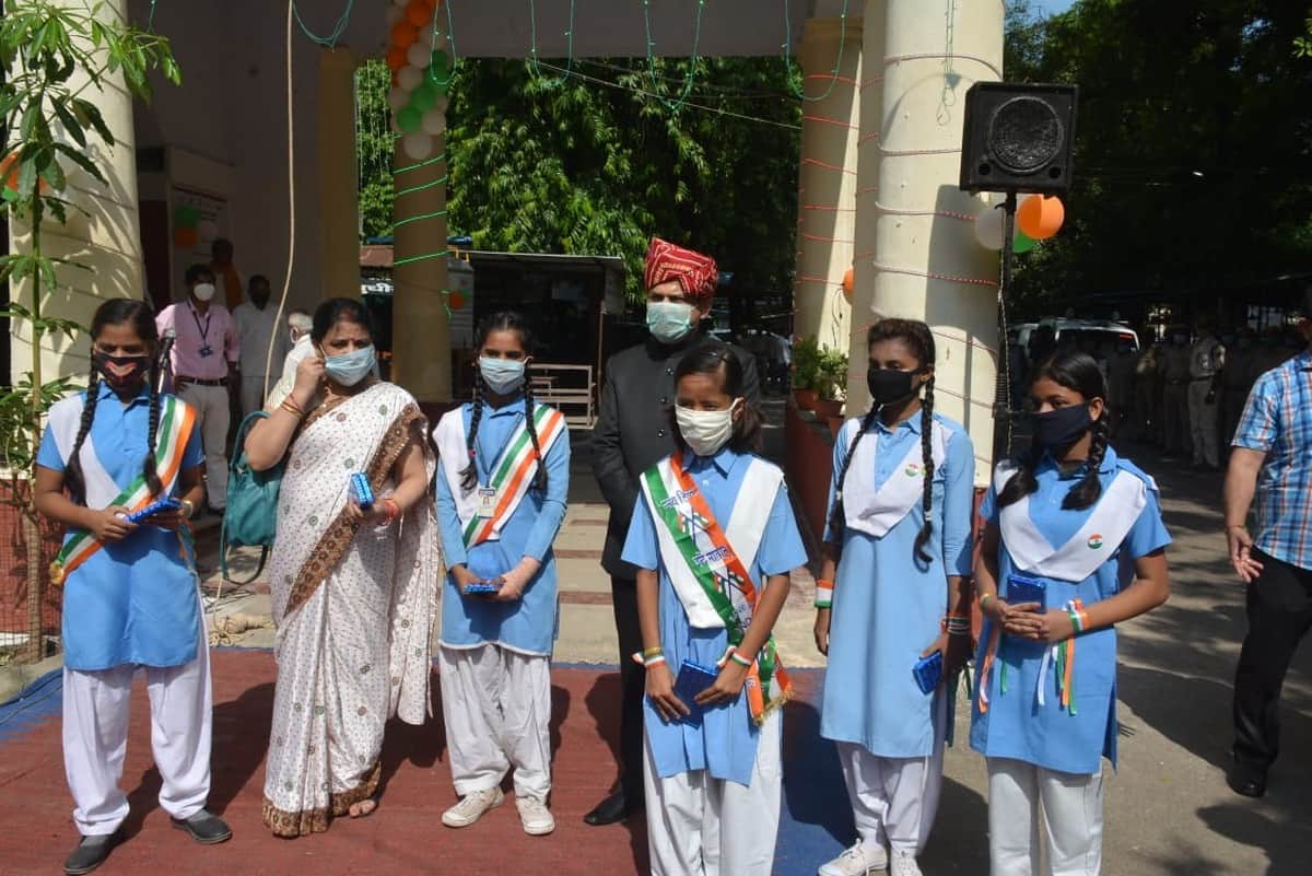 Independence day 2020: Corona warrior nurse hoisted the flag in commissionerate varanasi