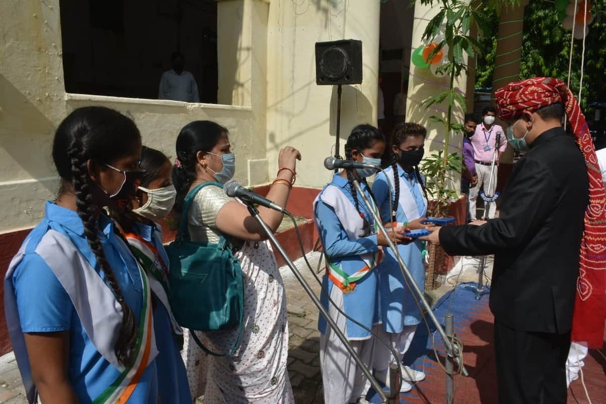 Independence day 2020: Corona warrior nurse hoisted the flag in commissionerate varanasi