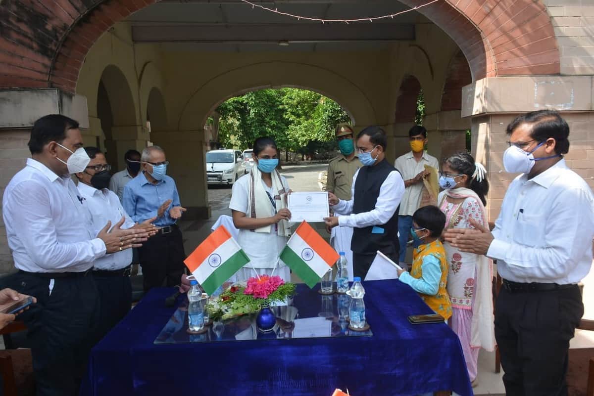 Independence day 2020: Corona warrior nurse hoisted the flag in commissionerate varanasi