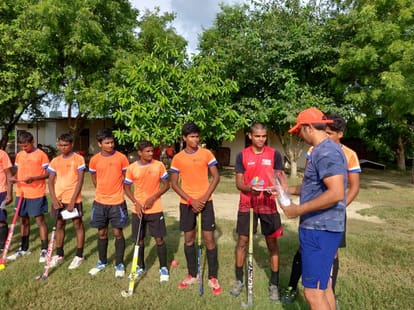 Independence day 2020: Players hoisted the tricolor after running 10 km, Olympian Rahul Singh distributed masks among the players in varanasi