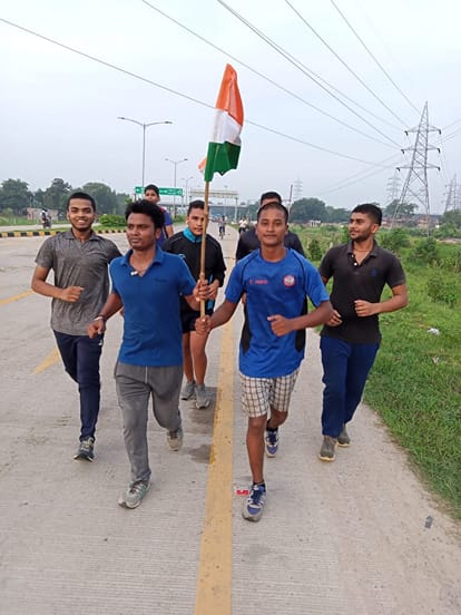 Independence day 2020: Players hoisted the tricolor after running 10 km, Olympian Rahul Singh distributed masks among the players in varanasi