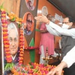 अटल बिहारी वाजपेयी को पुष्पांजलि देते शिवराज सिंह चौहान