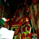 महात्मा गांधी की पूजा करते थंगावेल