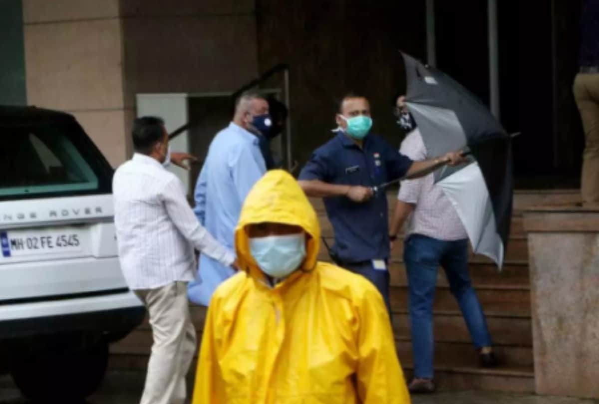 Sanjay Dutt leaving for the Kokilaben Hospital with wife Maanayata Dutt