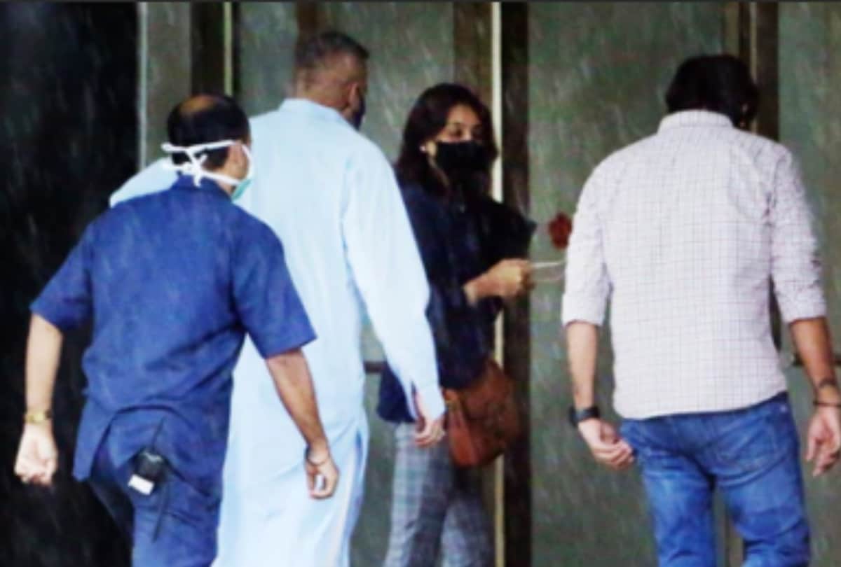 Sanjay Dutt leaving for the Kokilaben Hospital with wife Maanayata Dutt