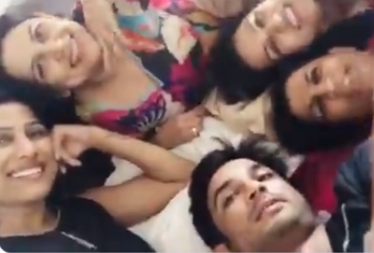 sushant singh rajput unseen throwback video Of with sister chanting about film ms dhoni