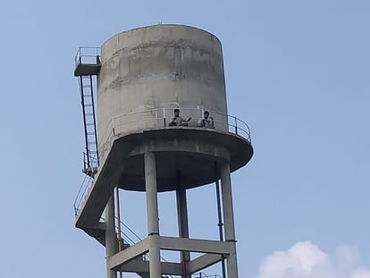 संगरूर के गांव घनौर खुर्द में पानी की टंकी पर चढ़े स्वतंत्रता सेनानी के पोते।