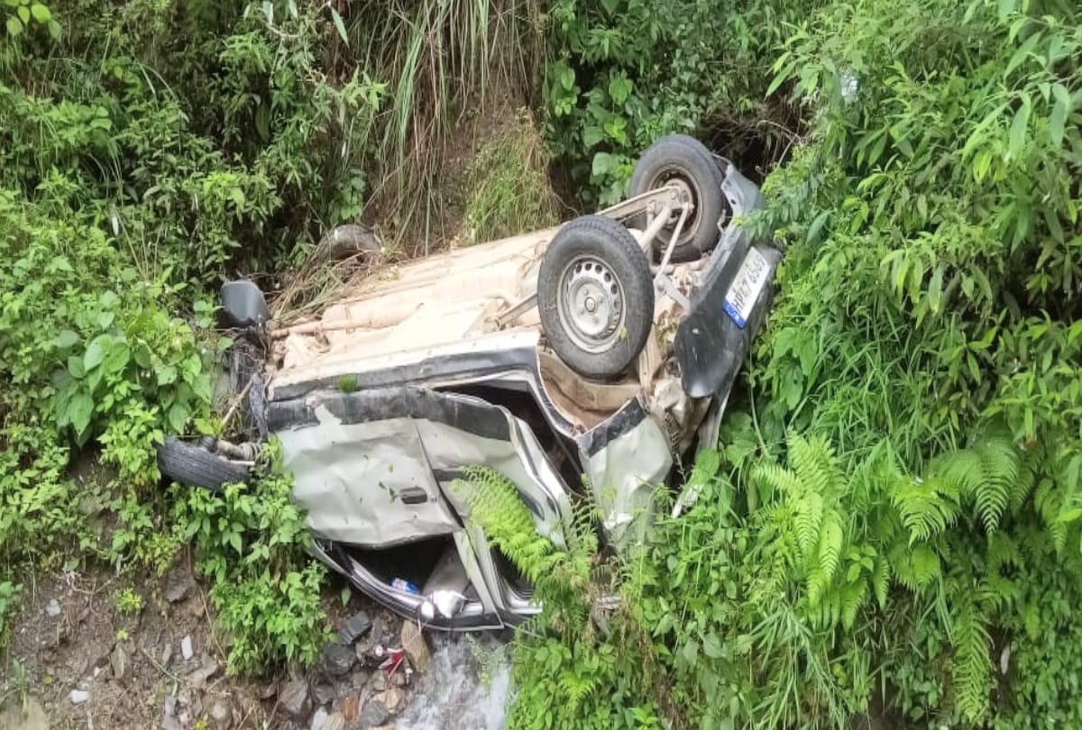 car falls into deep trench in chamba himachal, driver died